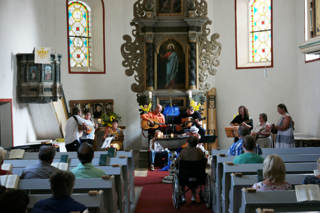 Mandolinenorchester Meuro beim 1. Auftritt zum Kirchweihfest am 25. August 2019