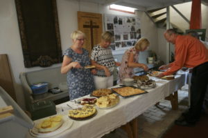 Fleißige Helfer der Dorfgemeinschaft haben zum Kirchweihfest am 25. August 2019 Kuchen vorbereitet.