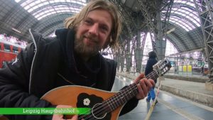 Mandolinenorchester auf Reisen am Leipziger Hauptbahnhof
